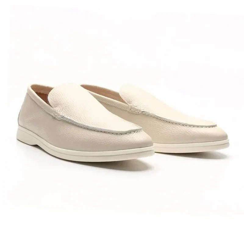 Heren instap loafers gedragen, accentuerend hoe de leren schoenen een stijlvolle touch geven aan elke outfit.