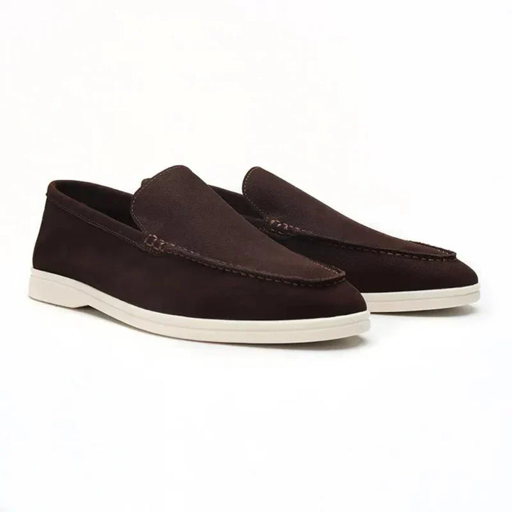 Slanke zijde van de heren leren loafers, een tijdloze instapschoen die comfort en elegantie combineert voor lente/zomer.