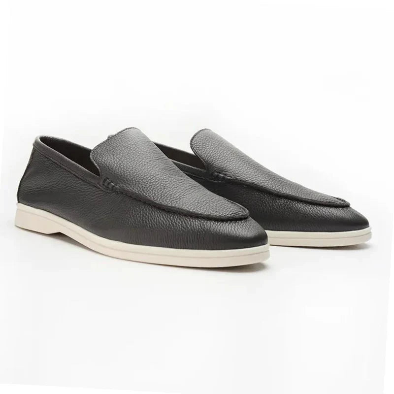 Detail van de fijne textuur van de leren heren loafers, met nadruk op de kwaliteit en afwerking van de instappers.