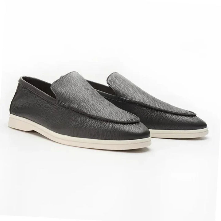 Detail van de fijne textuur van de leren heren loafers, met nadruk op de kwaliteit en afwerking van de instappers.