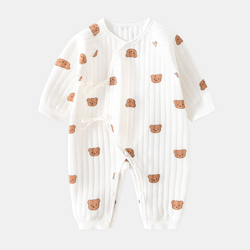 Stijlvolle babyromper van zacht katoen met beertje motief. Geschikt als kinderkleding in voorjaar en herfst.