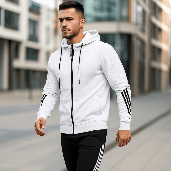 Modern getailleerd heren sportpak met capuchon en ritssluiting, ideaal voor comfortabele activewear en vrijetijdskleding.