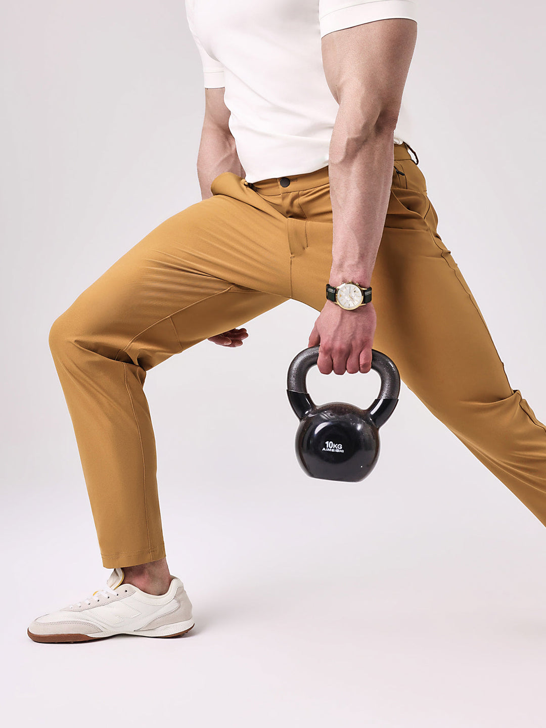Zakelijke slim fit heren chino broek, geschikt voor een professionele outfit.