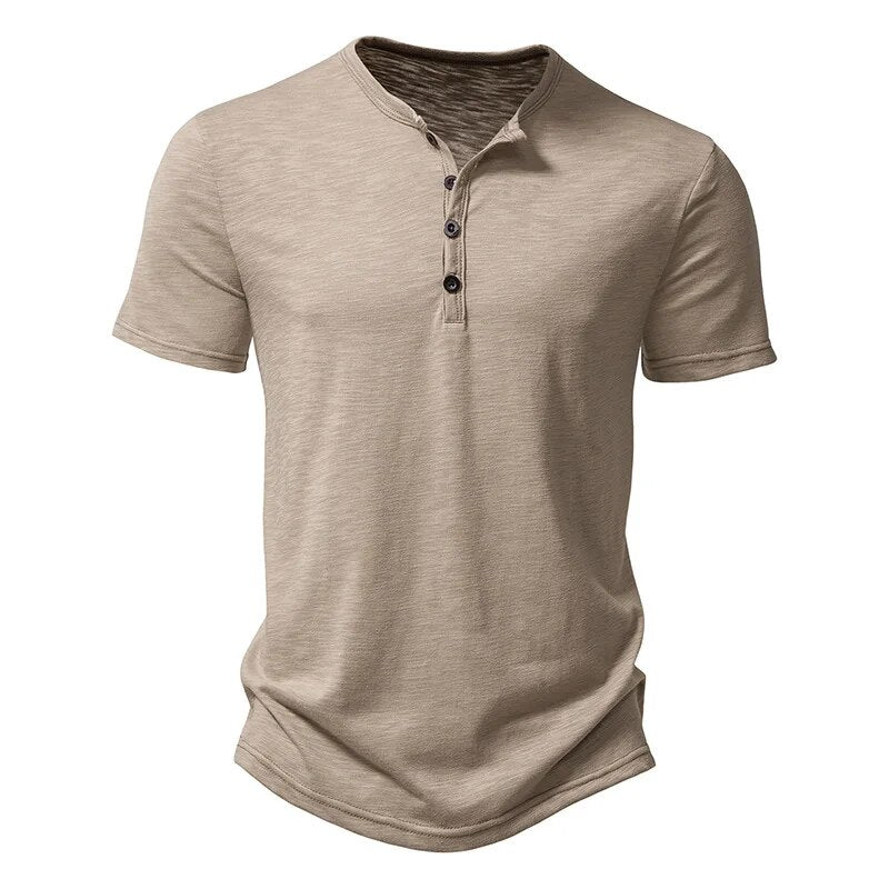 Achterkant van een slimfit heren poloshirt, toont de comfortabele pasvorm. Ideale casual bovenkleding voor mannen.