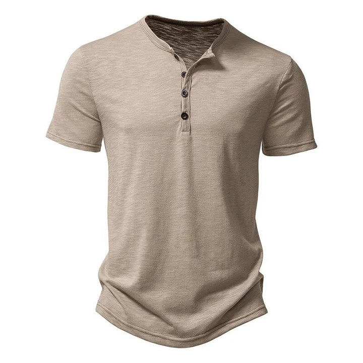 Achterkant van een slimfit heren poloshirt, toont de comfortabele pasvorm. Ideale casual bovenkleding voor mannen.