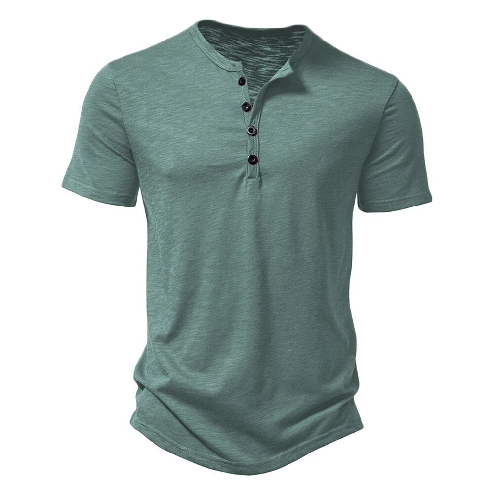 Close-up van de zachte, ademende stof van een stijlvol heren poloshirt, geschikt voor lente en zomer comfort.