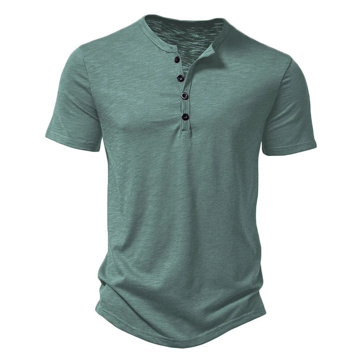 Close-up van de zachte, ademende stof van een stijlvol heren poloshirt, geschikt voor lente en zomer comfort.