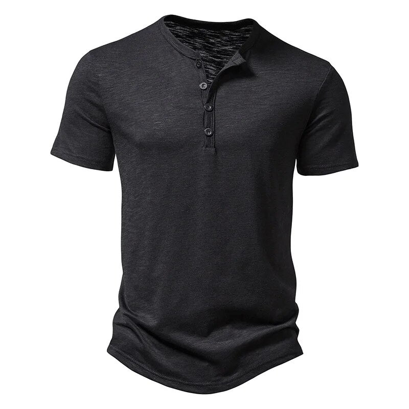 Detail van de klassieke kraag en knoopsluiting op een stijlvol heren casual poloshirt. Comfortabele bovenkleding.