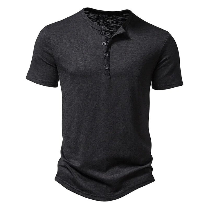 Detail van de klassieke kraag en knoopsluiting op een stijlvol heren casual poloshirt. Comfortabele bovenkleding.