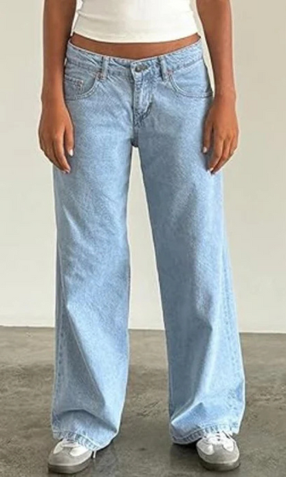 "MILA Low-Rise Jeans in trendy blauw stretchdenim, comfortabele pasvorm voor dames, ideaal voor stijlvolle outfits."