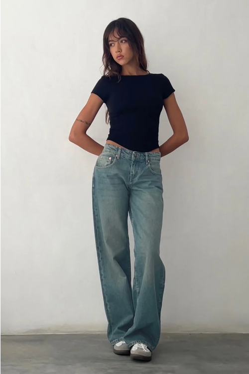 "MILA Low-Rise Jeans in trendy blauw stretchdenim, comfortabele pasvorm voor dames, ideaal voor stijlvolle outfits."