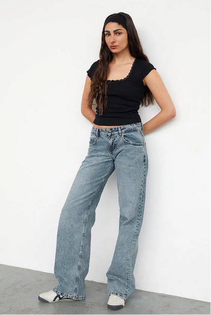 "MILA Low-Rise Jeans in trendy blauw stretchdenim, comfortabele pasvorm voor dames, ideaal voor stijlvolle outfits."