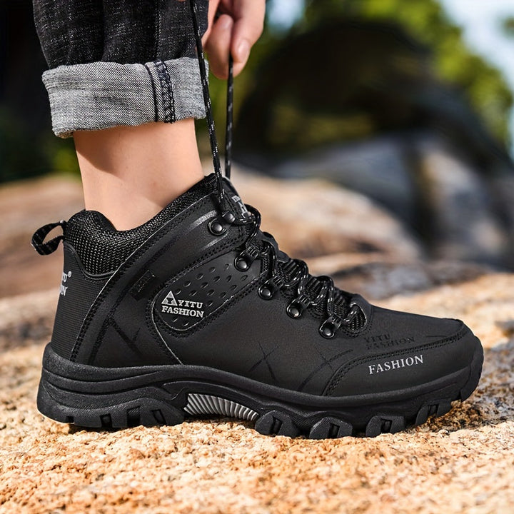 Detail van slijtvast materiaal Milan heren wandelschoen, robuust voor trekking en outdoor.