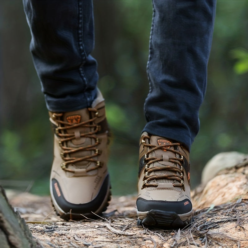 Man wandelt met comfortabele Milan heren enkellaarzen in herfstlandschap. Goede grip.