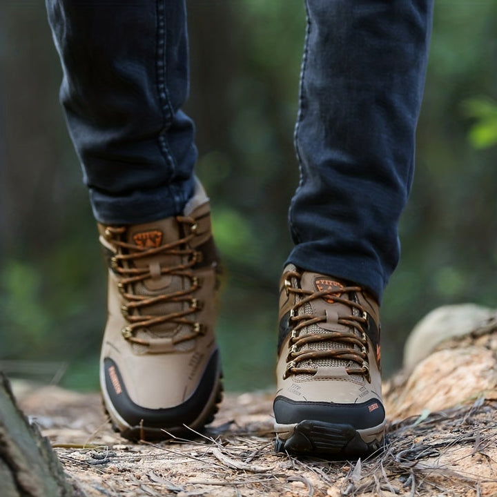 Man wandelt met comfortabele Milan heren enkellaarzen in herfstlandschap. Goede grip.