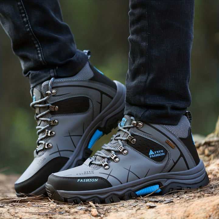 Twee Milan heren wandelschoenen naast elkaar, klaar voor herfst outdoor avonturen. Antislip.