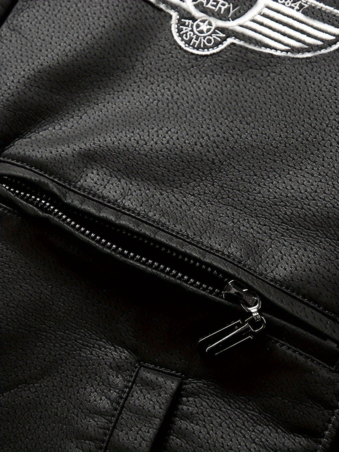 Bruin vintage heren motorjack, 3/4 weergave, stoer en warm, een onmisbaar bikerjack voor de man.