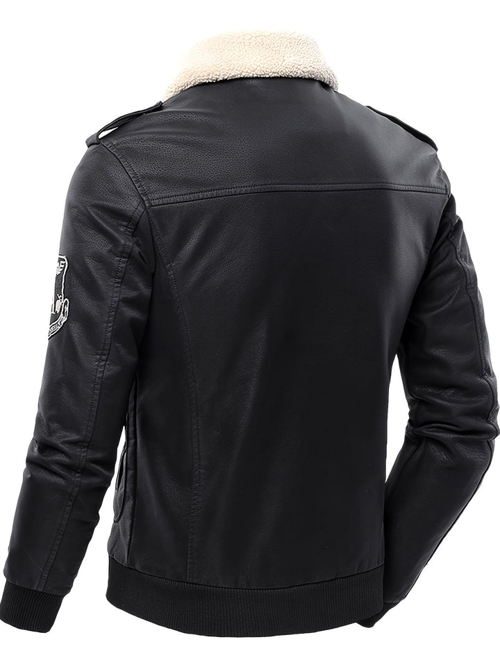 Rugaanzicht bruin vintage heren motorjack, toont pasvorm; een stoere bovenkleding voor de man.
