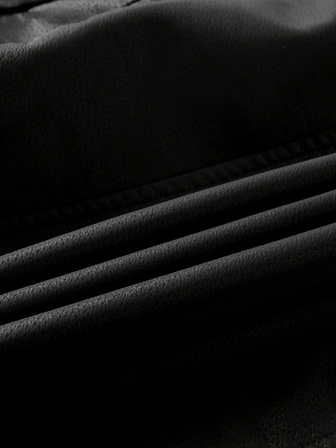 Close-up kraag en textuur van bruin vintage heren motorjack, warm en comfortabel met rits.