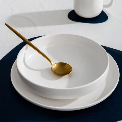 "Minimalistisch bestekset in luxe, tijdloos design van roestvrij staal, verkrijgbaar in goud, roségoud, zwart en zilver."