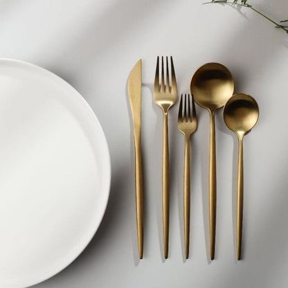 "Minimalistisch bestekset in luxe, tijdloos design van roestvrij staal, verkrijgbaar in goud, roségoud, zwart en zilver."