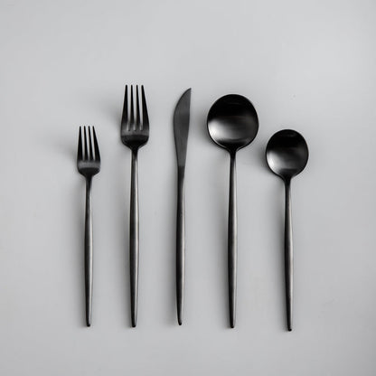 "Minimalistisch bestekset in luxe, tijdloos design van roestvrij staal, verkrijgbaar in goud, roségoud, zwart en zilver."