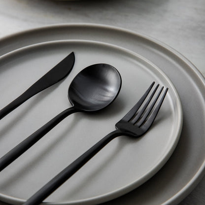 "Minimalistisch bestekset in luxe, tijdloos design van roestvrij staal, verkrijgbaar in goud, roségoud, zwart en zilver."