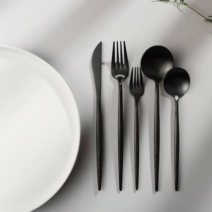 "Minimalistisch bestekset in luxe, tijdloos design van roestvrij staal, verkrijgbaar in goud, roségoud, zwart en zilver."