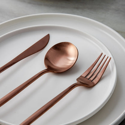 "Minimalistisch bestekset in luxe, tijdloos design van roestvrij staal, verkrijgbaar in goud, roségoud, zwart en zilver."