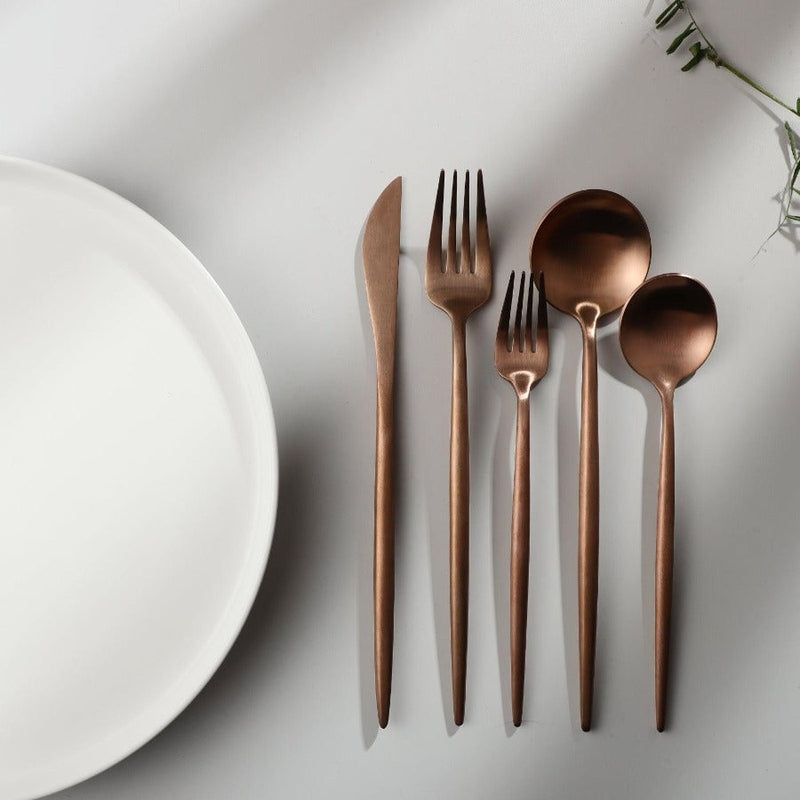 "Minimalistisch bestekset in luxe, tijdloos design van roestvrij staal, verkrijgbaar in goud, roségoud, zwart en zilver."