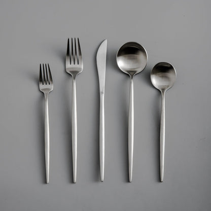 "Minimalistisch bestekset in luxe, tijdloos design van roestvrij staal, verkrijgbaar in goud, roségoud, zwart en zilver."