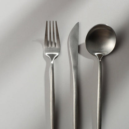 "Minimalistisch bestekset in luxe, tijdloos design van roestvrij staal, verkrijgbaar in goud, roségoud, zwart en zilver."