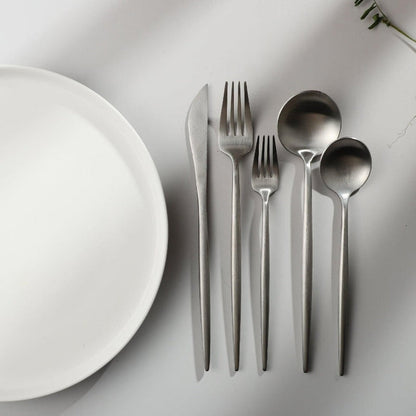 "Minimalistisch bestekset in luxe, tijdloos design van roestvrij staal, verkrijgbaar in goud, roségoud, zwart en zilver."