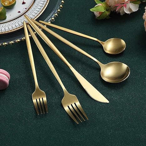 "Minimalistisch bestekset in luxe, tijdloos design van roestvrij staal, verkrijgbaar in goud, roségoud, zwart en zilver."