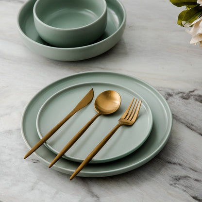 "Minimalistisch bestekset in luxe, tijdloos design van roestvrij staal, verkrijgbaar in goud, roségoud, zwart en zilver."