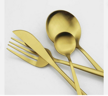 "Minimalistisch bestekset in luxe, tijdloos design van roestvrij staal, verkrijgbaar in goud, roségoud, zwart en zilver."