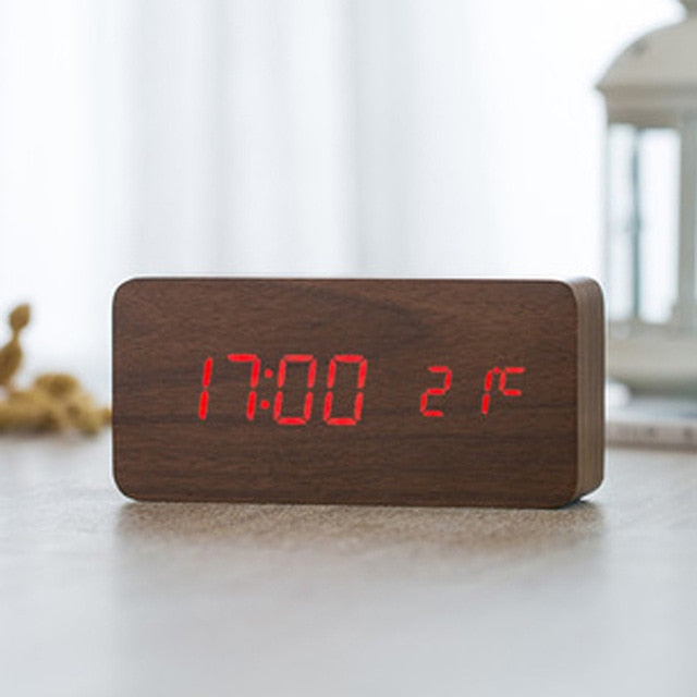 Slimme digitale wekker met LED display, spraakbesturing en USB oplaadbaar, ideaal voor modern interieur.