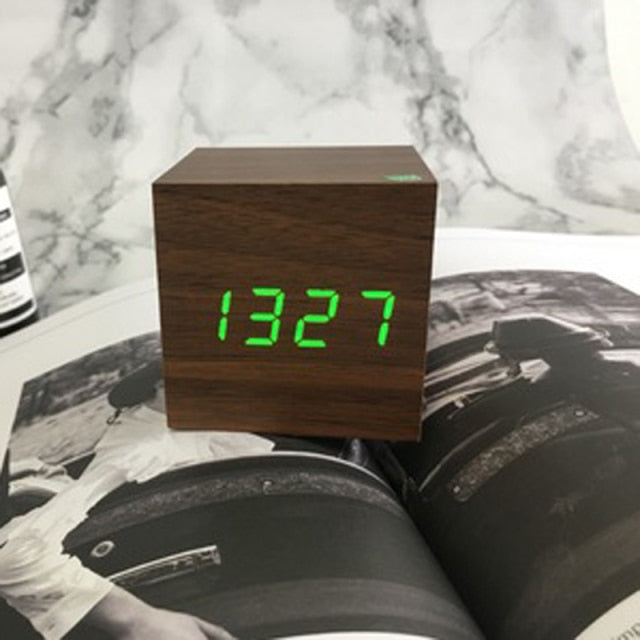 Kantoor wekker met spraakbesturing, minimalistisch design en LED tijdweergave. USB oplaadbaar, slimme klok.