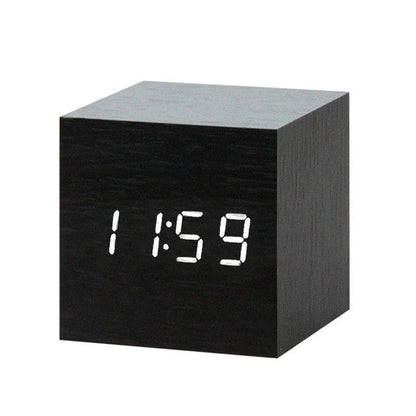 "Minimalistische digitale LED wekker met spraakbesturing, modern design, helder LED-display, past in elke slaapkamer."