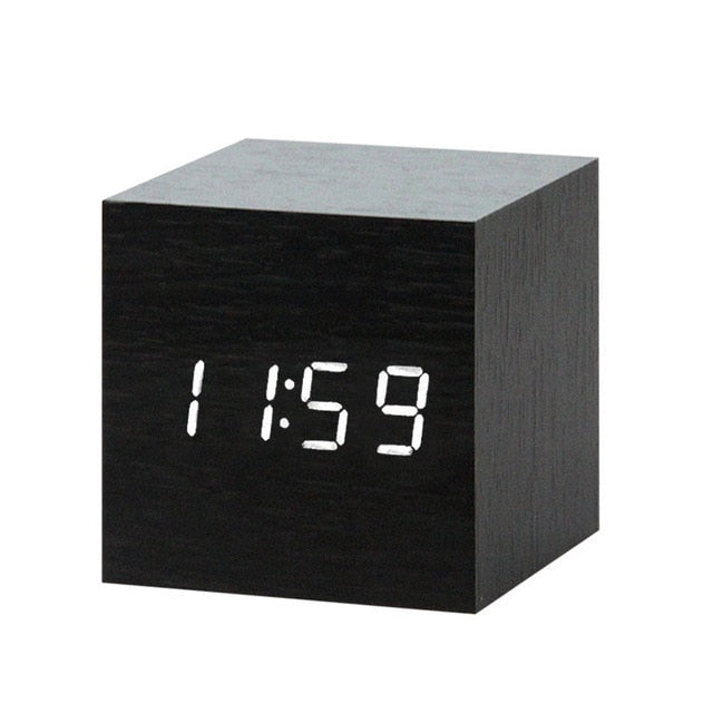 Moderne digitale LED wekker, spraakgestuurd, minimalistisch design. Perfecte slimme klok voor thuis of kantoor.
