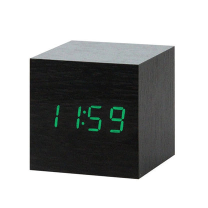"Minimalistische digitale LED wekker met spraakbesturing, modern design, helder LED-display, past in elke slaapkamer."