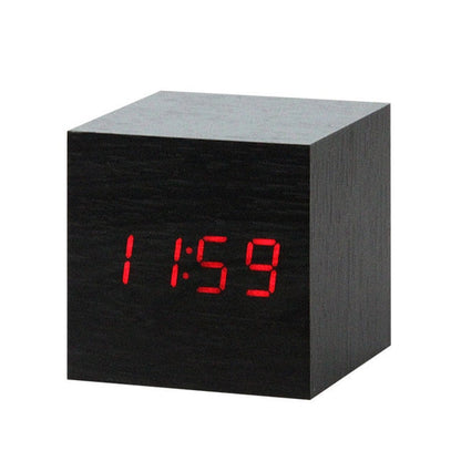"Minimalistische digitale LED wekker met spraakbesturing, modern design, helder LED-display, past in elke slaapkamer."