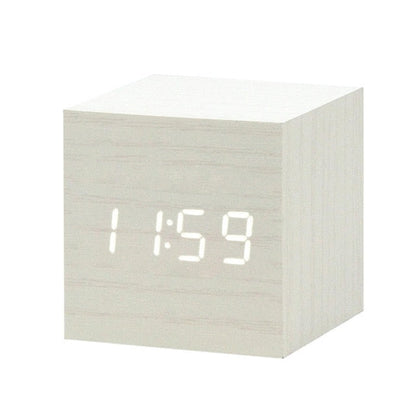 "Minimalistische digitale LED wekker met spraakbesturing, modern design, helder LED-display, past in elke slaapkamer."