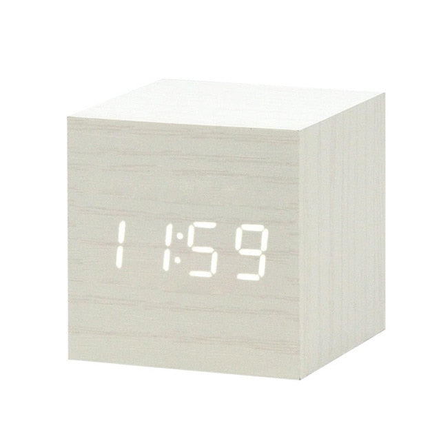 Eigentijdse digitale LED wekker met spraakbesturing en minimalistisch design. Een slimme technologische oplossing.
