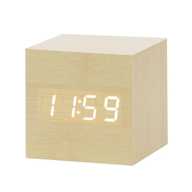 Spraakgestuurde LED wekker, perfect voor slaapkamer; toont tijd digitaal, oplaadbaar via USB.