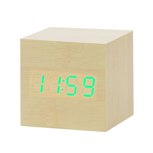 Technologische digitale wekker met helder LED scherm, spraakbesturing en modern minimalistisch design.