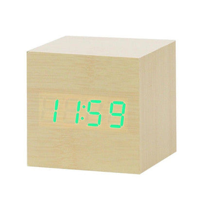 "Minimalistische digitale LED wekker met spraakbesturing, modern design, helder LED-display, past in elke slaapkamer."