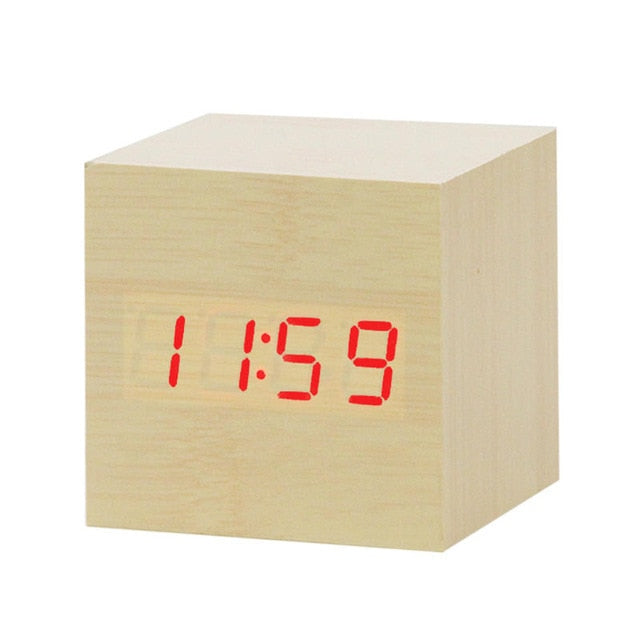 Compacte digitale wekker met LED display, spraakbesturing en USB. Modern en functioneel design.
