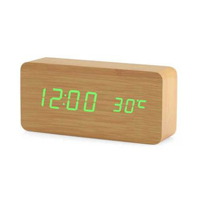 Digitale LED wekker met spraakbesturing, USB oplaadbaar; toont de tijd helder. Modern slaapkamer design.