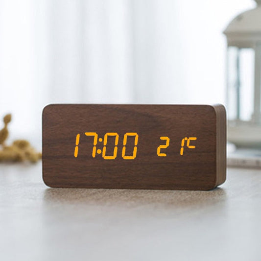 "Minimalistische digitale LED wekker met spraakbesturing, modern design, helder LED-display, past in elke slaapkamer."